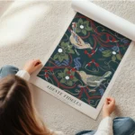 affiche de deux oiseaux colores sur des fleurs de noel et des baies rouges sur f en rouleau.webp