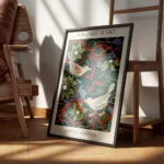 affiche de deux oiseaux colores sur des fleurs de noel et des baies rouges sur f encadre.webp