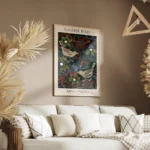 affiche de deux oiseaux colores sur des fleurs de noel et des baies rouges sur f salon.webp