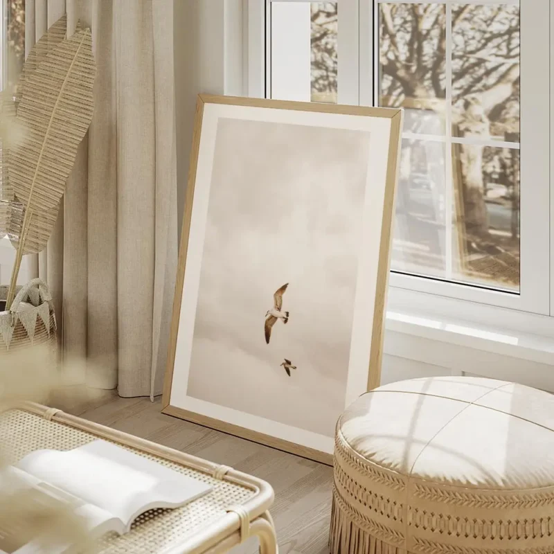 affiche de deux oiseaux volant dans un ciel nuageux de couleur beige salon beige.webp