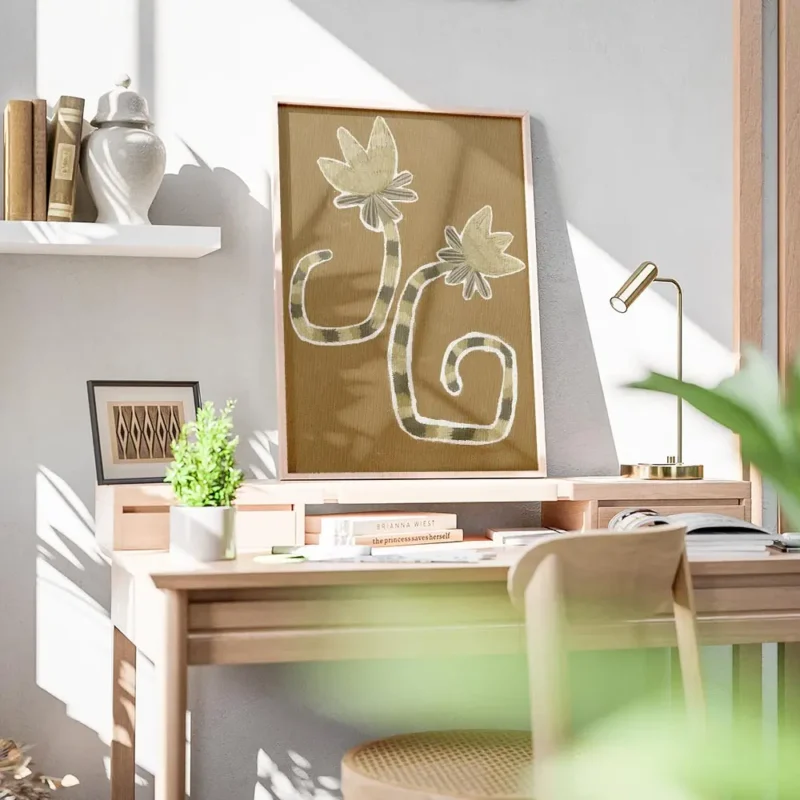 affiche de deux plantes stylisees marron clair et fonce avec des tiges rayees su bureau.webp