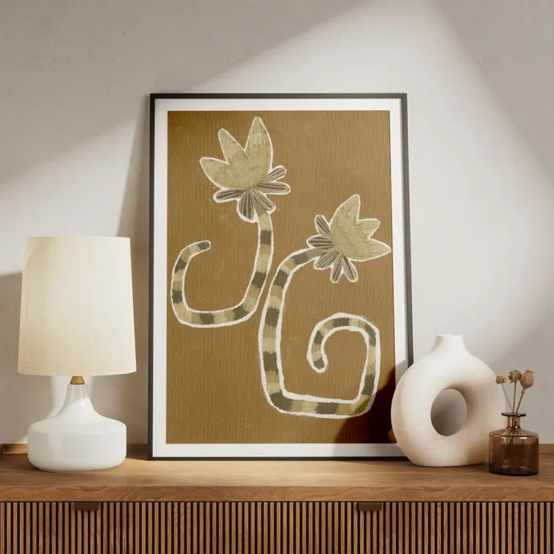affiche de deux plantes stylisees marron clair et fonce avec des tiges rayees su meuble.webp
