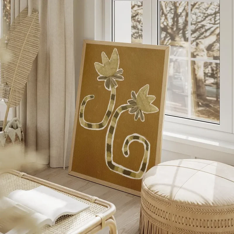affiche de deux plantes stylisees marron clair et fonce avec des tiges rayees su salon beige.webp
