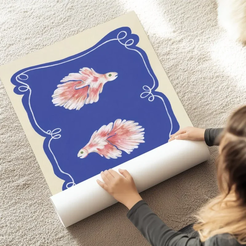 affiche de deux poissons combattants roses aux nageoires eployees sur fond bleu au sol.webp
