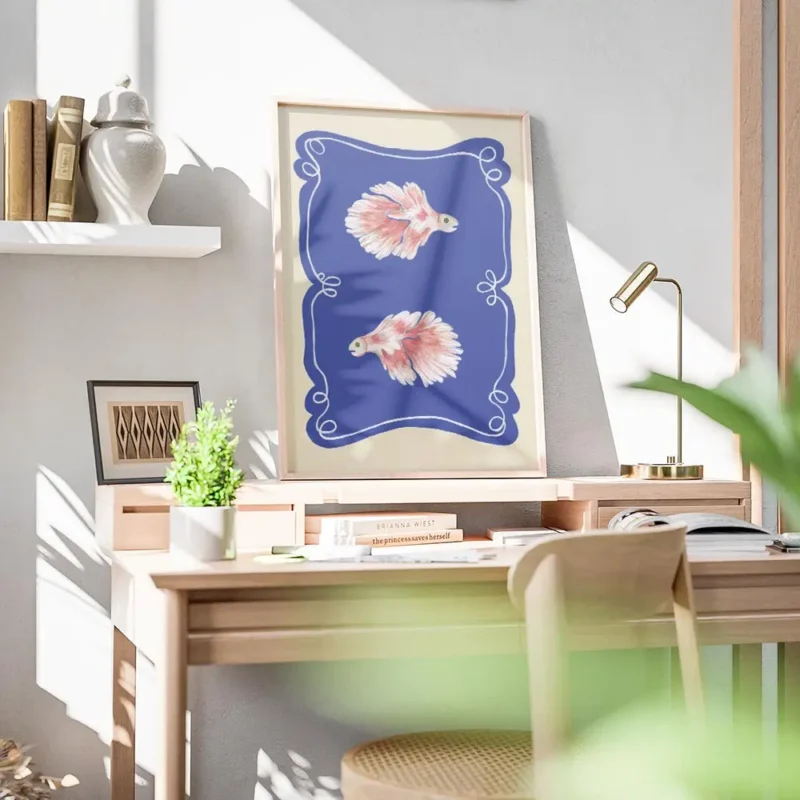 affiche de deux poissons combattants roses aux nageoires eployees sur fond bleu bureau.webp