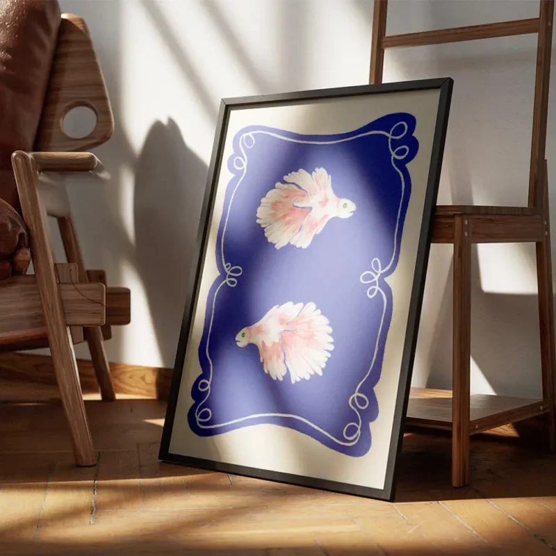 affiche de deux poissons combattants roses aux nageoires eployees sur fond bleu encadre.webp