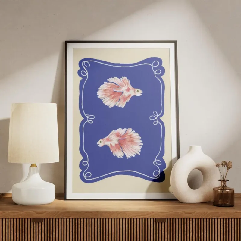 affiche de deux poissons combattants roses aux nageoires eployees sur fond bleu meuble.webp