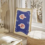 affiche de deux poissons combattants roses aux nageoires eployees sur fond bleu salon beige.webp