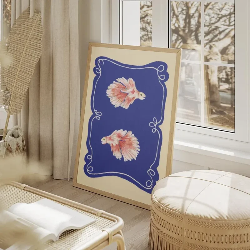 affiche de deux poissons combattants roses aux nageoires eployees sur fond bleu salon beige.webp