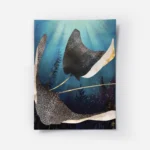 affiche de deux raies metalliques a pois dores dans un ocean bleu avec des rayon.webp