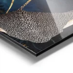 affiche de deux raies metalliques a pois dores dans un ocean bleu avec des rayon aluminium.webp