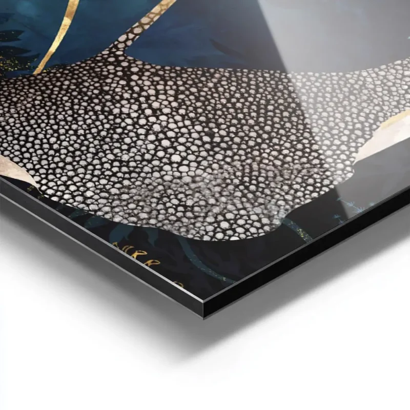 affiche de deux raies metalliques a pois dores dans un ocean bleu avec des rayon aluminium.webp