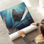 affiche de deux raies metalliques a pois dores dans un ocean bleu avec des rayon au sol.webp