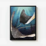 affiche de deux raies metalliques a pois dores dans un ocean bleu avec des rayon avec cadre.webp