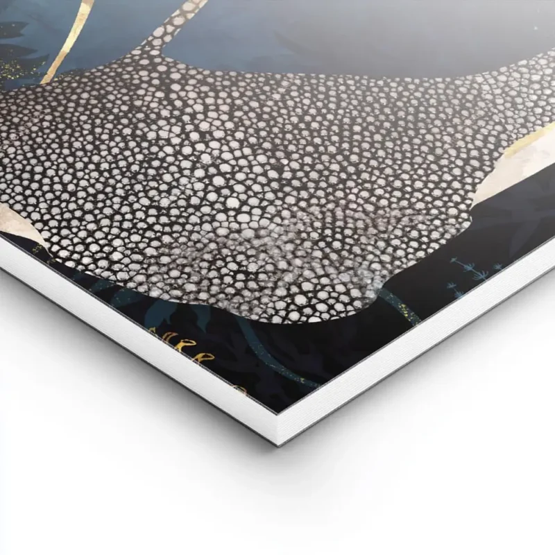 affiche de deux raies metalliques a pois dores dans un ocean bleu avec des rayon lightpanel.webp