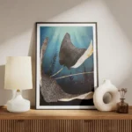 affiche de deux raies metalliques a pois dores dans un ocean bleu avec des rayon meuble.webp