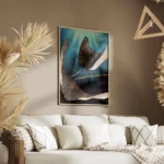 affiche de deux raies metalliques a pois dores dans un ocean bleu avec des rayon salon.webp