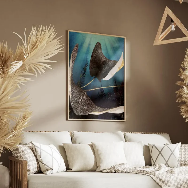 affiche de deux raies metalliques a pois dores dans un ocean bleu avec des rayon salon.webp