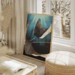 affiche de deux raies metalliques a pois dores dans un ocean bleu avec des rayon salon beige.webp