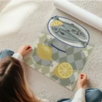 affiche de deux sardines sur une assiette avec un citron et des citrons coupes s en rouleau.webp