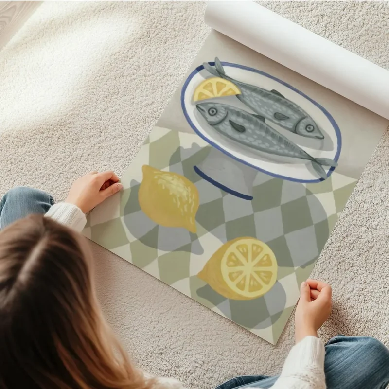 affiche de deux sardines sur une assiette avec un citron et des citrons coupes s en rouleau.webp