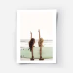 affiche de deux surfeuses avec une planche de surf faisant le signe de la paix s.webp