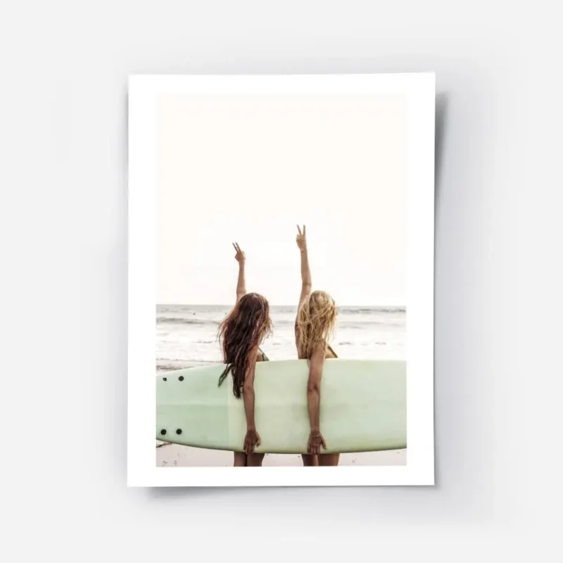 affiche de deux surfeuses avec une planche de surf faisant le signe de la paix s.webp
