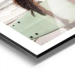 affiche de deux surfeuses avec une planche de surf faisant le signe de la paix s aluminium.webp