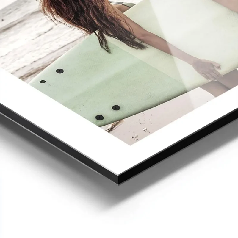 affiche de deux surfeuses avec une planche de surf faisant le signe de la paix s aluminium.webp