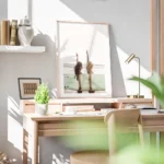 affiche de deux surfeuses avec une planche de surf faisant le signe de la paix s bureau.webp