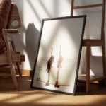 affiche de deux surfeuses avec une planche de surf faisant le signe de la paix s encadre.webp