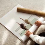 affiche de deux surfeuses avec une planche de surf faisant le signe de la paix s enroule.webp