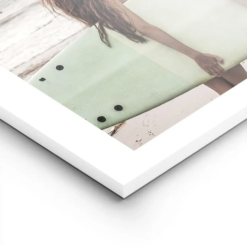 affiche de deux surfeuses avec une planche de surf faisant le signe de la paix s lightpanel.webp