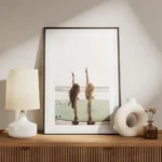 affiche de deux surfeuses avec une planche de surf faisant le signe de la paix s meuble.webp