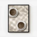 affiche de deux tasses de cafe cafe latte sur un plaid a carreaux blanc et beige avec cadre.webp
