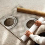affiche de deux tasses de cafe cafe latte sur un plaid a carreaux blanc et beige enroule.webp