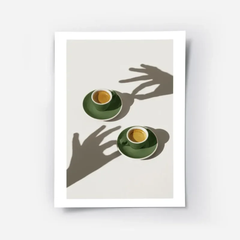 affiche de deux tasses de cafe vert sur soucoupes avec des ombres de mains sur l.webp