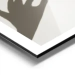 affiche de deux tasses de cafe vert sur soucoupes avec des ombres de mains sur l aluminium.webp