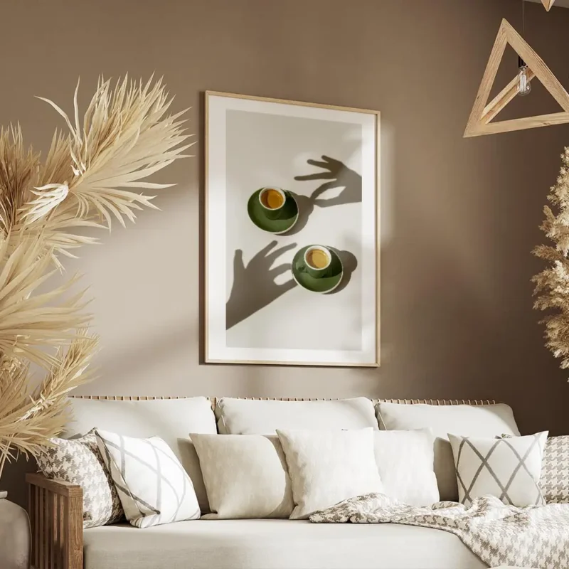 affiche de deux tasses de cafe vert sur soucoupes avec des ombres de mains sur l salon.webp