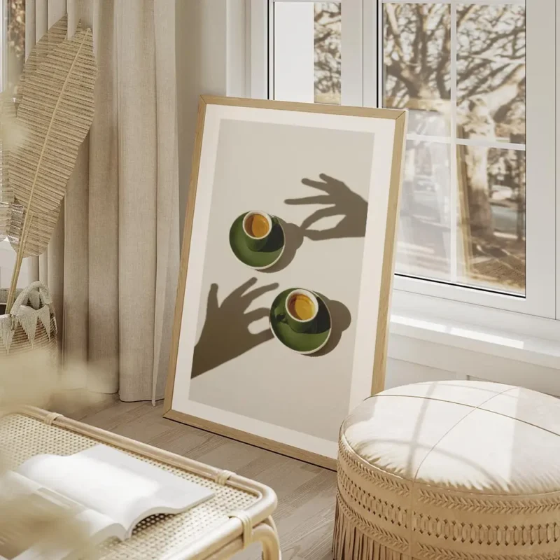 affiche de deux tasses de cafe vert sur soucoupes avec des ombres de mains sur l salon beige.webp