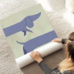 affiche de deux teckels bleus joyeux sur un fond vert clair typographie moderne au sol.webp