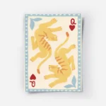 affiche de deux tigres stylises jaunes et orange sur une carte a jouer style rei.webp