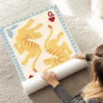 affiche de deux tigres stylises jaunes et orange sur une carte a jouer style rei au sol.webp