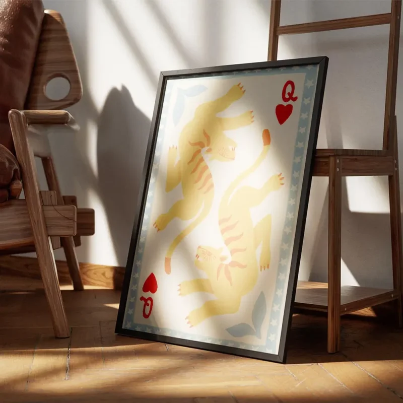 affiche de deux tigres stylises jaunes et orange sur une carte a jouer style rei encadre.webp