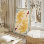 affiche de deux tigres stylises jaunes et orange sur une carte a jouer style rei salon beige.webp