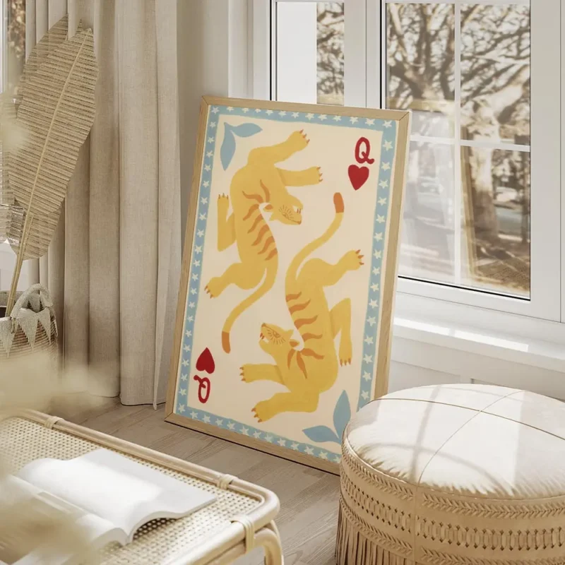 affiche de deux tigres stylises jaunes et orange sur une carte a jouer style rei salon beige.webp