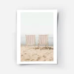 affiche de deux transats rayes beige et blanc sur une plage de sable ocean azur .webp