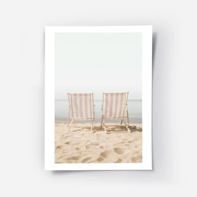affiche de deux transats rayes beige et blanc sur une plage de sable ocean azur .webp