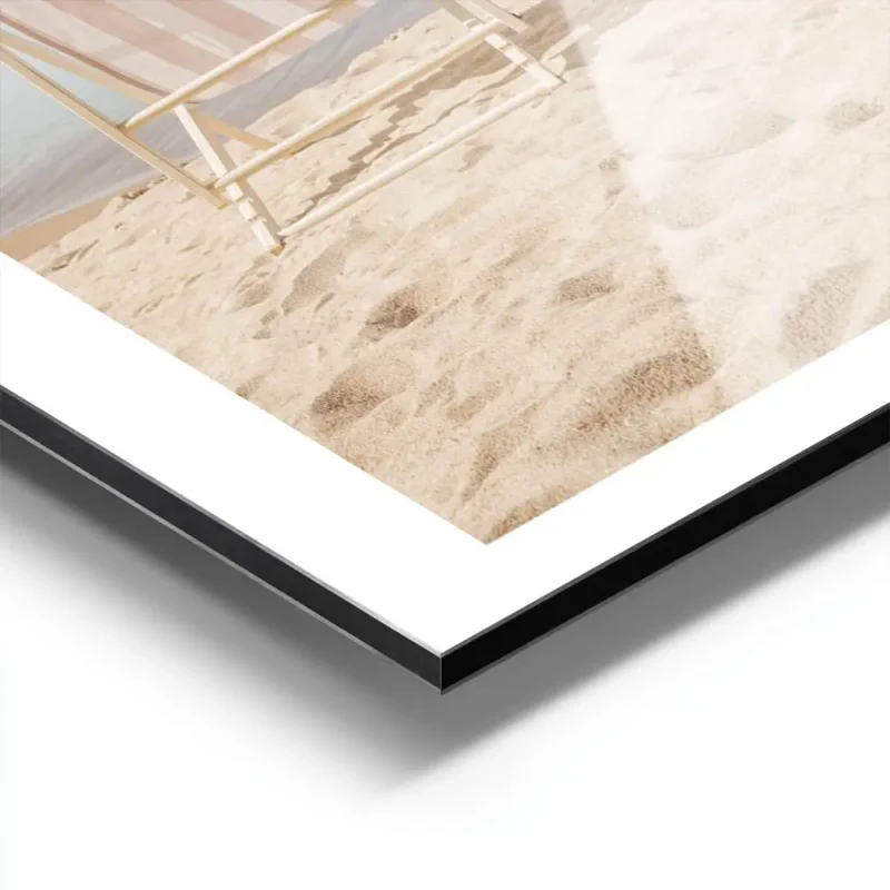 affiche de deux transats rayes beige et blanc sur une plage de sable ocean azur aluminium.webp