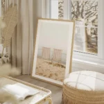 affiche de deux transats rayes beige et blanc sur une plage de sable ocean azur salon beige.webp
